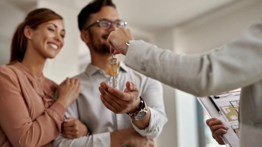 Agente inmobiliario vendiendo una casa