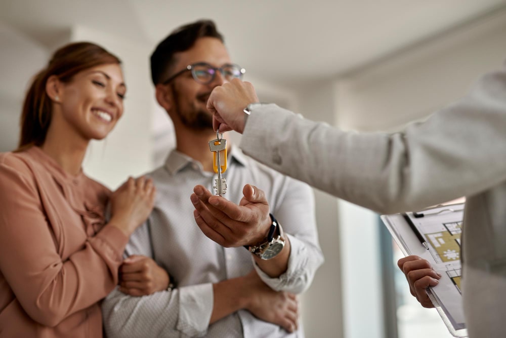 Agente inmobiliario vendiendo una casa