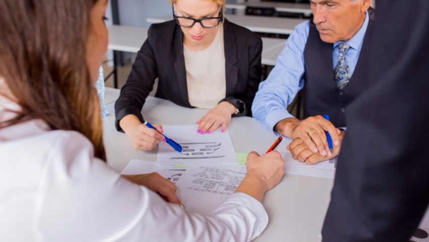 Agentes inmobiliarios asesorando a un comprador de propiedades