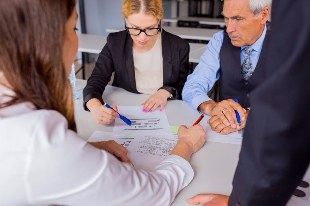 Agentes inmobiliarios asesorando a un comprador de propiedades
