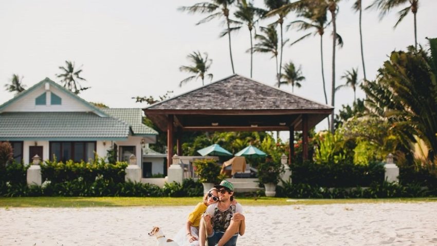 Pareja con Propiedades con Acceso a Playa